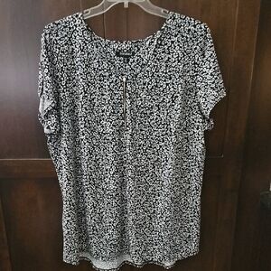 Roz & Ali Black and White Relaxed Short Sleeve Blouse